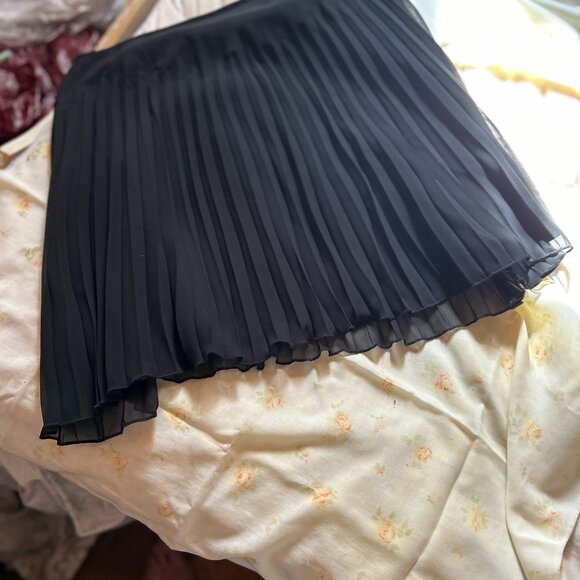 Black pleated skirt, size 9/10, Express - Picture 1 of 4